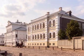 Здание 3-х этажное, общ.пл. 2845,9 кв.м, земельный участок, общ.пл. 2074 кв.м: Ярославская область, г. Ростов, ул. Покровская (бывш. Ленинская), д. 40